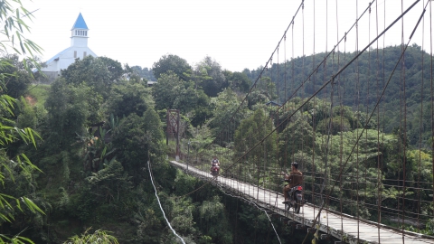 Jembatan Gantung Data Dian