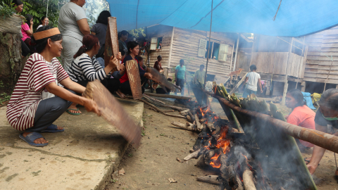 Membuat Lemang Persiapan Tunangan