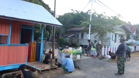 Gotong Royong Pembangunan Pos Jaga RT 1